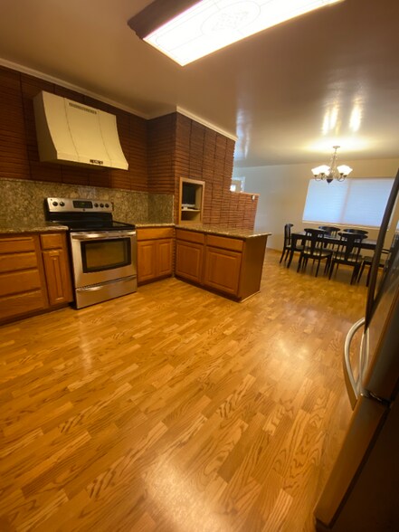 Building Photo - 466 E 400 N