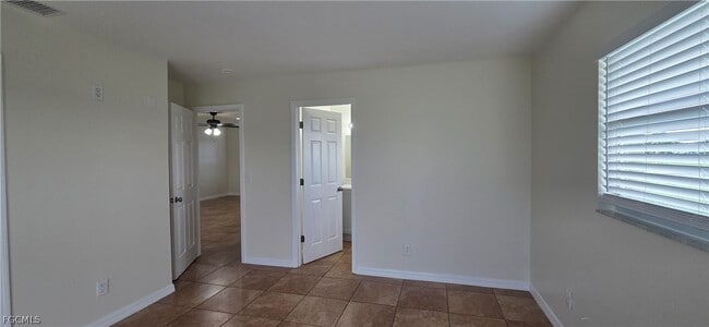 Building Photo - 1415 NE 8th Terrace