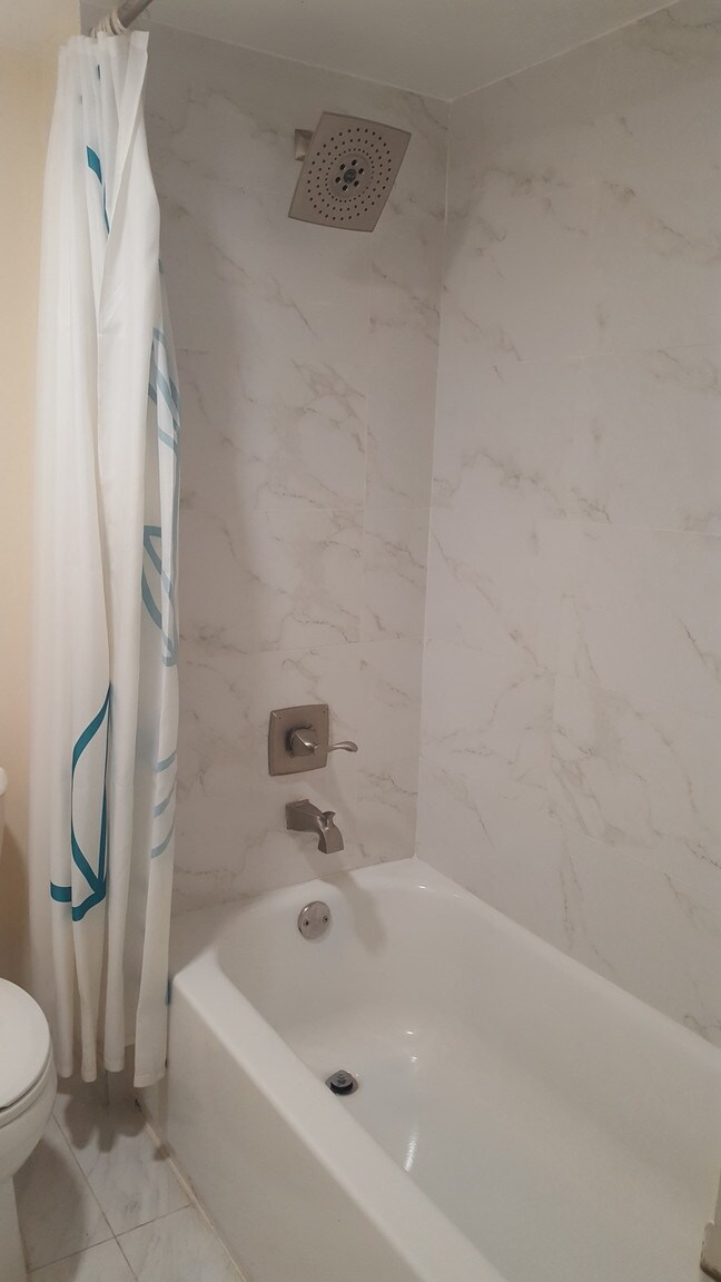 Master Bathroom Showrer - 16491 Blatt Blvd