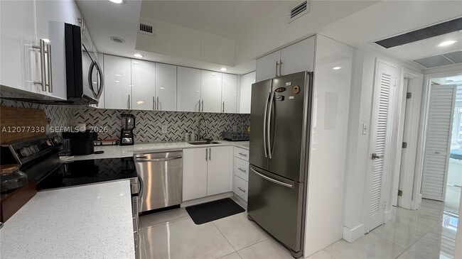 Building Photo - 5600 Collins Ave