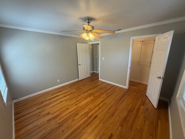 Building Photo - 2 Bedroom | 1 Bathroom | Single family in East Sacramento
