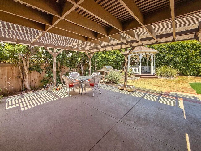 Building Photo - Beautiful 4BD/2BA w/ Attached Garage & Lar...