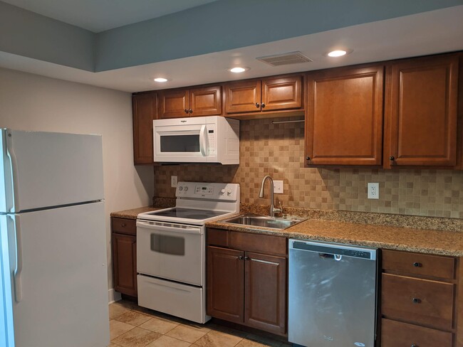 Building Photo - 3569 Kenbrooke Ct