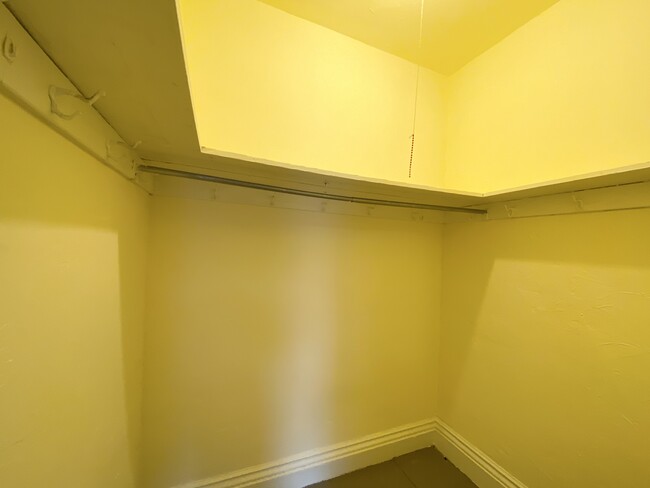 Building Photo - 111 Queensberry St