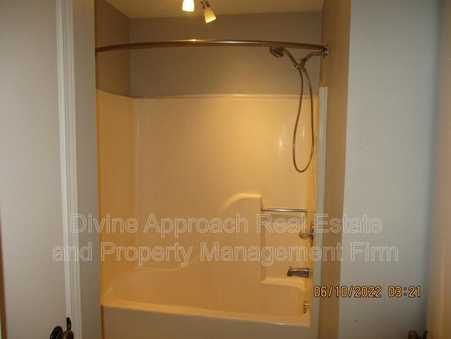 Building Photo - 830 Jamestown Manor Park