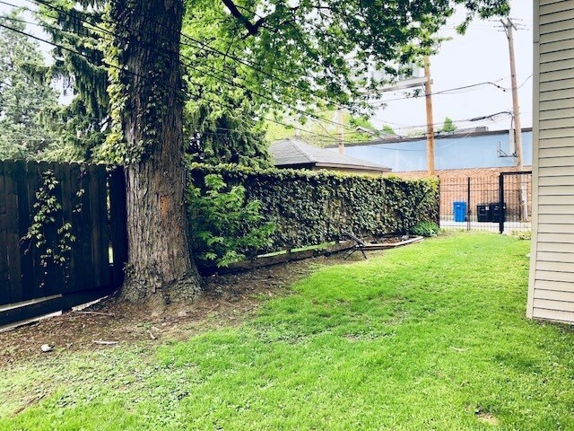 Building Photo - 1909 W Foster Ave