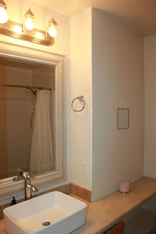 Building Photo - Gated Condo 2 bedroom 2 bath with no stairs!