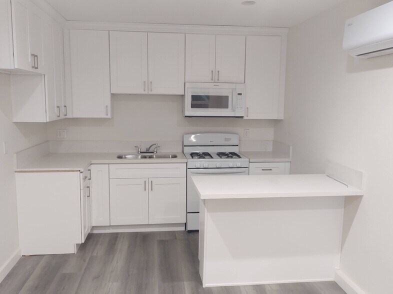 Kitchen - 10636 Louise Ave