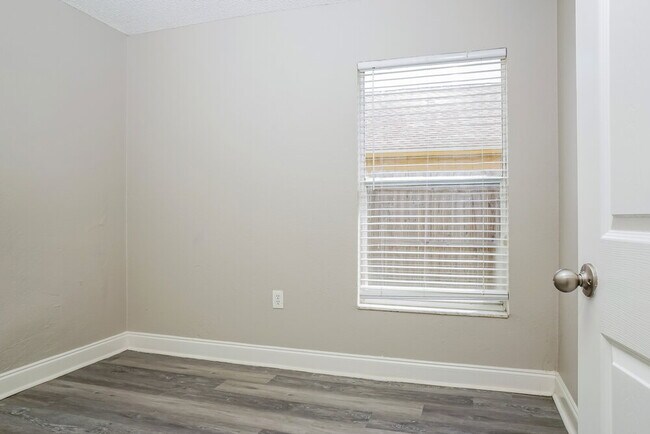 Building Photo - 1616 27th Ave E