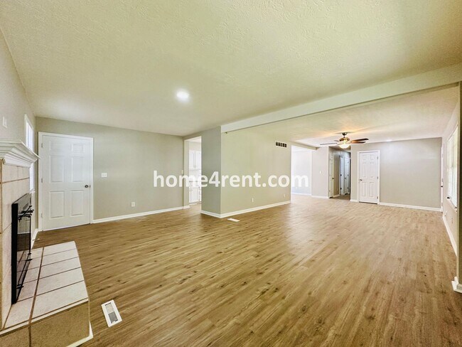Building Photo - Like New, Ranch Style Home in Raytown - Wood Floors, Finished Basement, Fenced Yard!