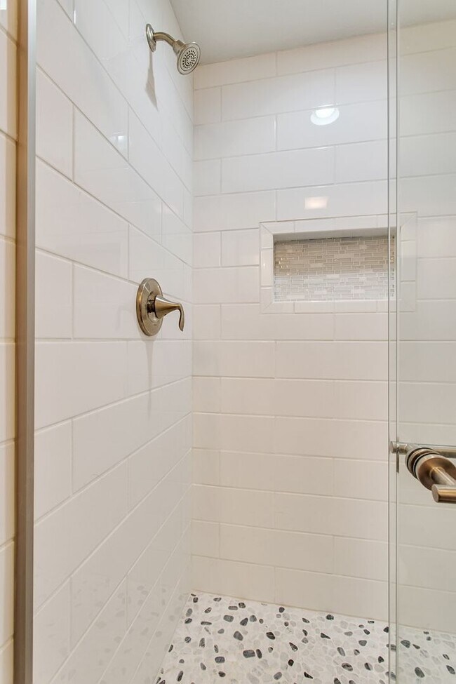 Building Photo - Beautiful 4 Bed 3 Bath Home in Lawrenceville!