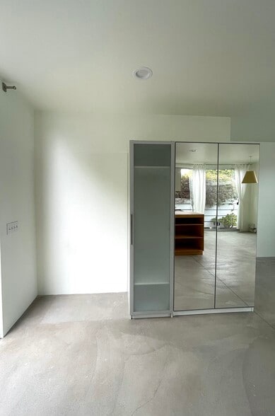 mirrored wardrobe/storage - 939 Indiana Ave