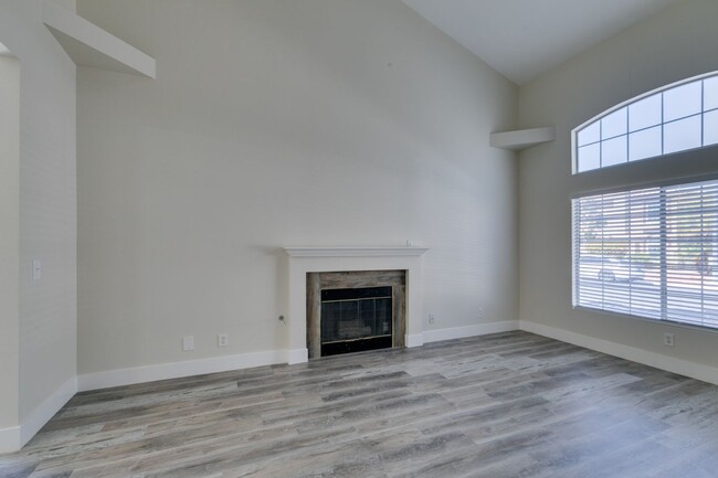 Building Photo - Stylish 2-Bedroom Townhome in Henderson!