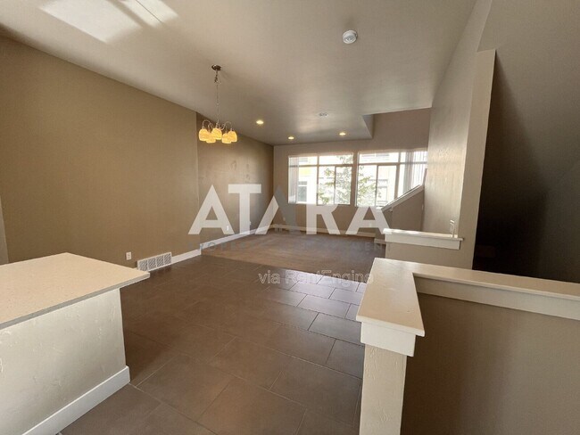 Building Photo - 7533 Vinci Pl
