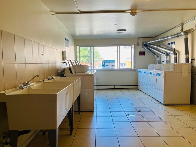Building Photo - 8806 Briar Ct