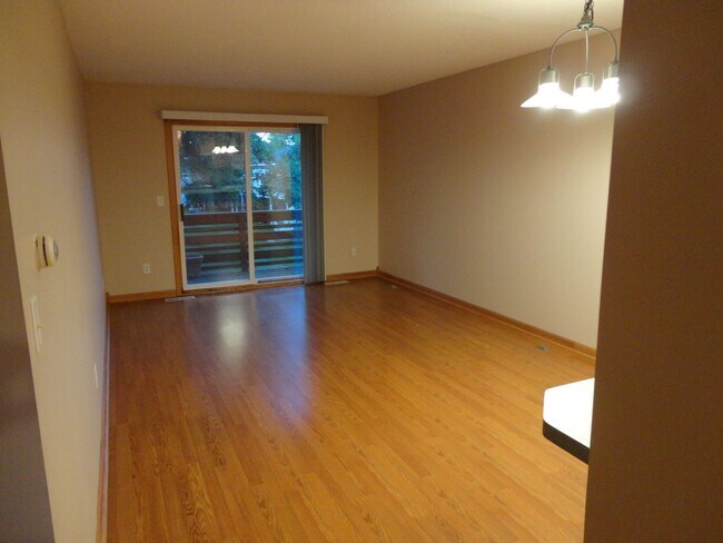 Building Photo - 3 bedroom 2 bath Town House