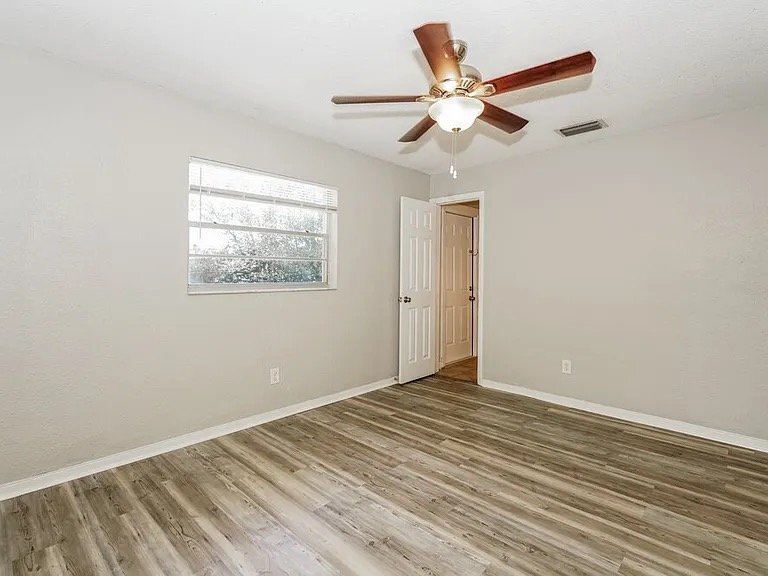 Building Photo - 989 E Normandy Blvd