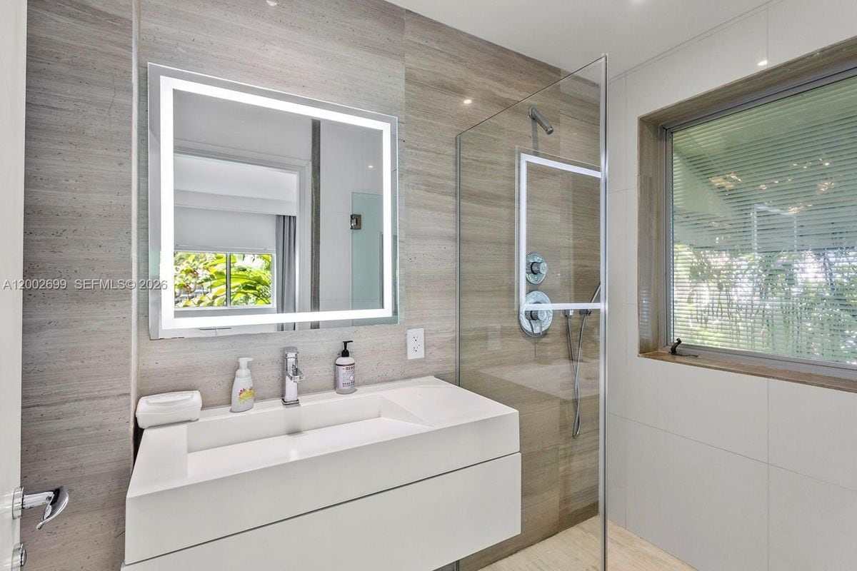 Building Photo - 570 NE 52nd Terrace