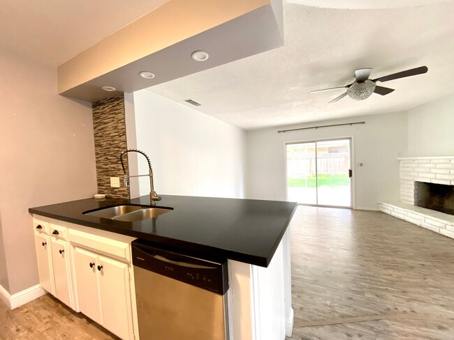 Building Photo - $2,100 Charming 3 Bedroom Home With 2 Livi...