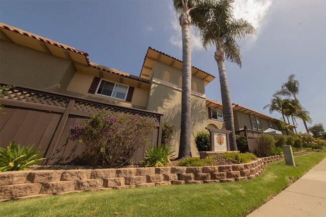 Building Photo - 2BR/1BA Clairemont Condo Freshly Painted, New Vinyl Plank Flooring Throughout Patio, 1 Parking Space