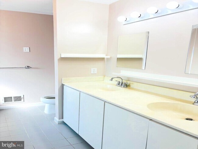 Building Photo - 9 Essex Ct