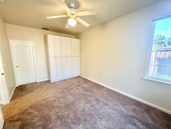 Building Photo - Beautiful 5 bed 3 bath Home in Wildhorse