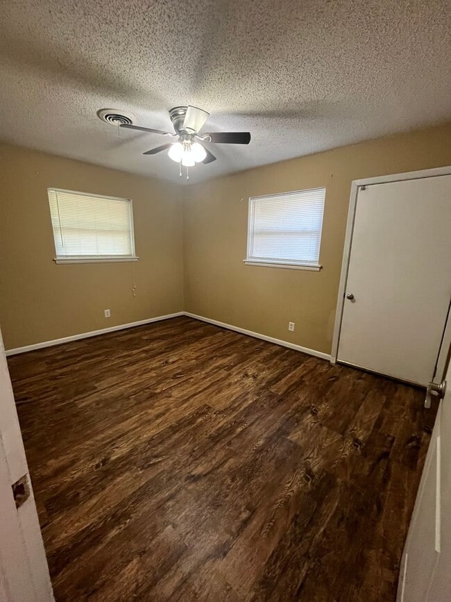 Building Photo - Convenient Jacksonville Location