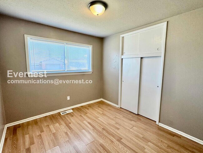 Building Photo - 3-Bed, 1.5-Bath Home with Garage / Pet-Friendly / Available now!