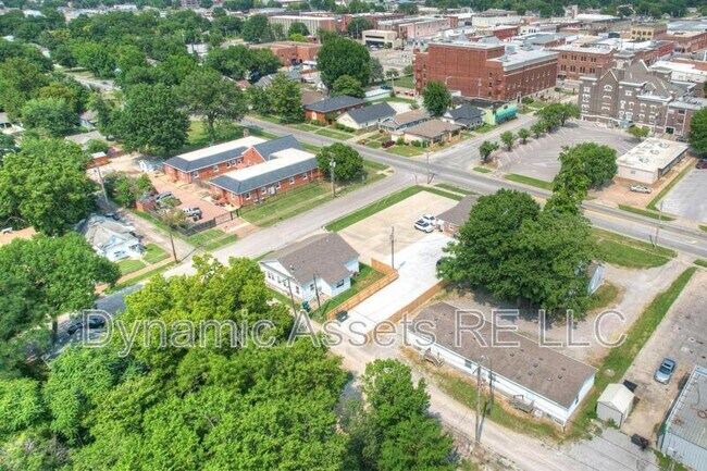 Building Photo - 403 N Walnut St