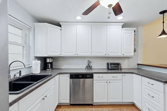 Building Photo - 3663 Longmeadow