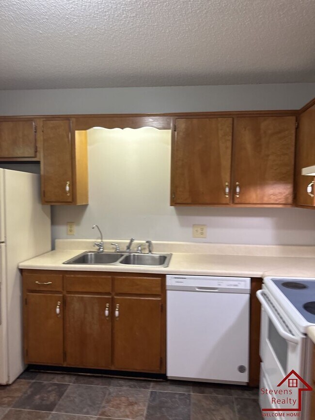 Building Photo - 143 East Ave