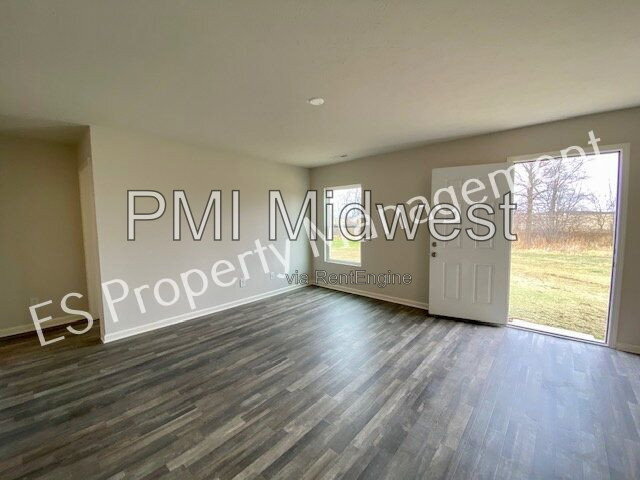 Building Photo - 2608 W Kings Cyn Dr