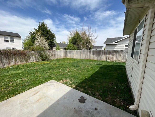 Building Photo - 13852 Paraiso Ave