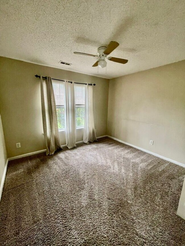 Building Photo - Must see this Adorable 3 bedroom 2 bath 2 garage home . Located in the Reedy Creek Plantation