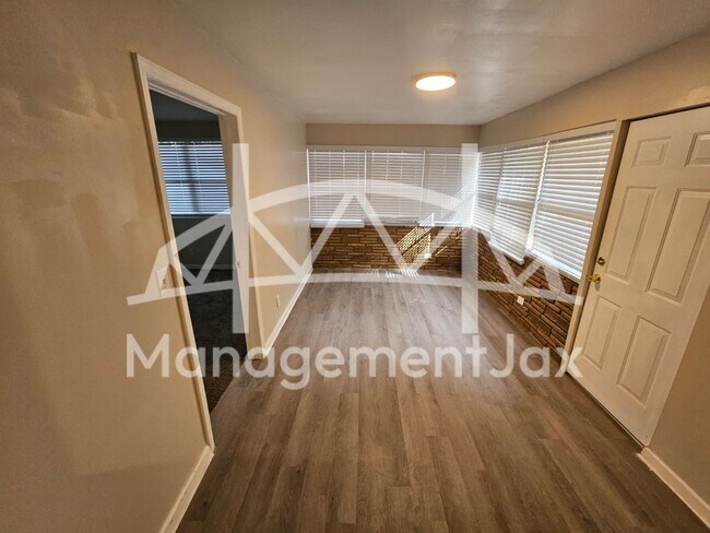 Building Photo - 5201 Janice Cir S