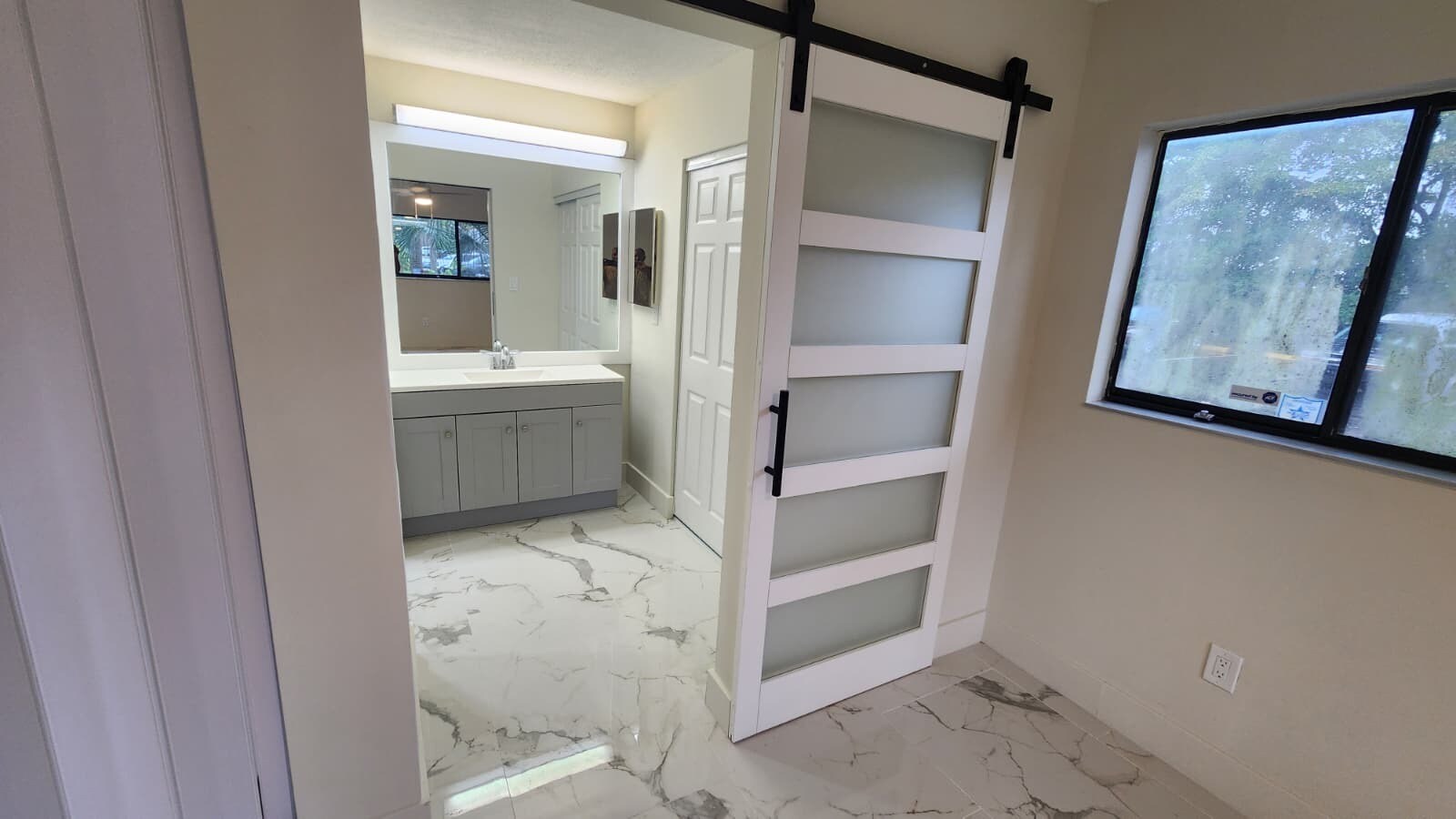 Building Photo - 805 NE 199th St