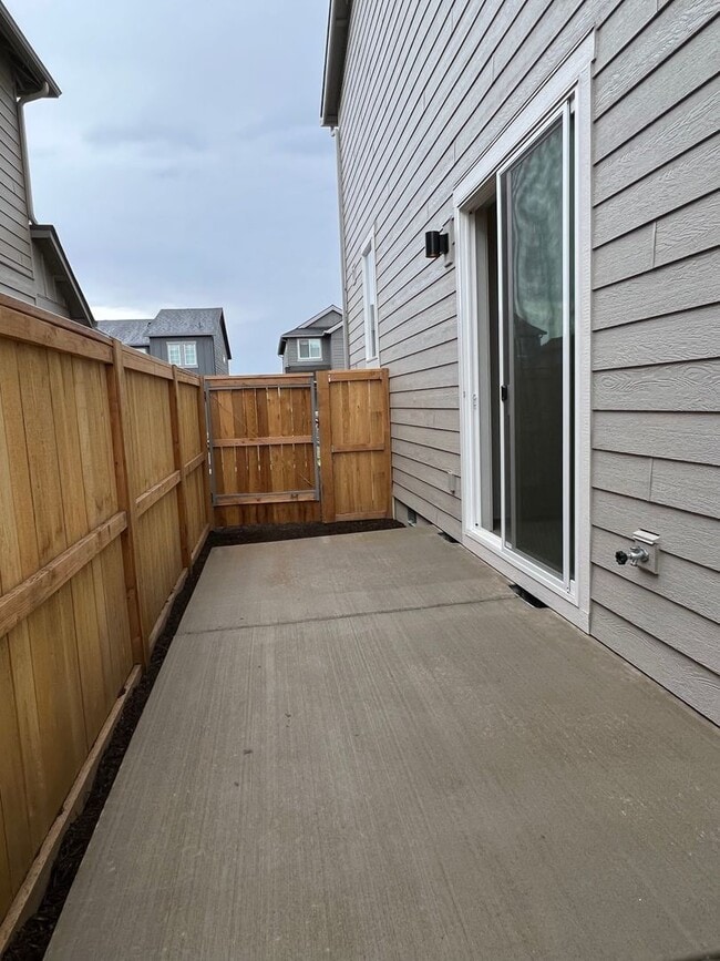 Building Photo - 3 Bedroom Townhome Dry Canyon Community