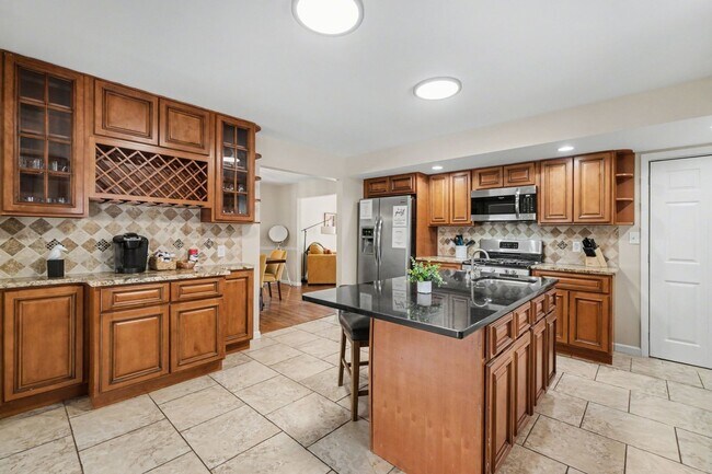 Building Photo - 4289 Pinetree Ln