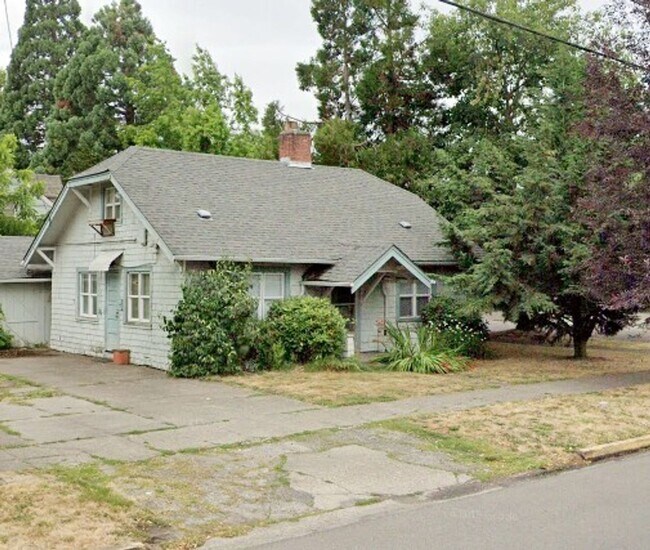 Primary Photo - Large studio duplex at E. 16th & Hilyard w...