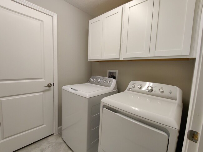 Building Photo - 23244 Willow Glen Way