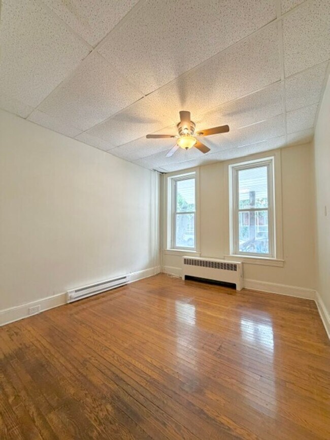 Building Photo - Convenient 1 Bedroom / 1 Bath First Floor Apartment