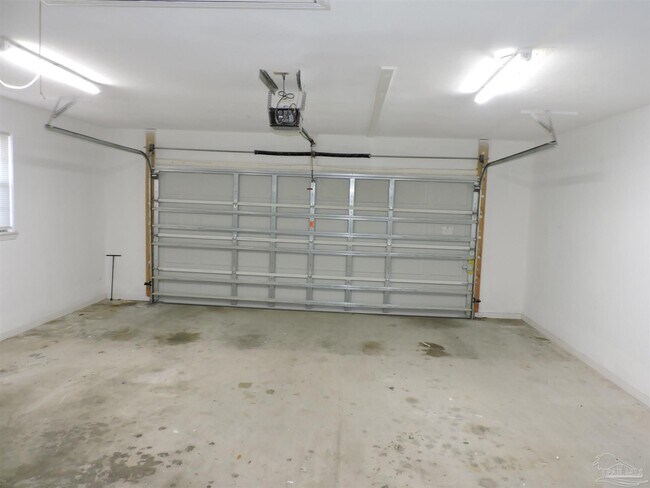 Building Photo - 526 Briarwood Dr