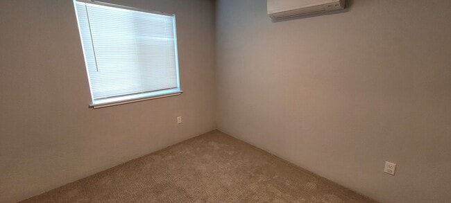 Building Photo - Spacious & Cozy Townhome for Rent