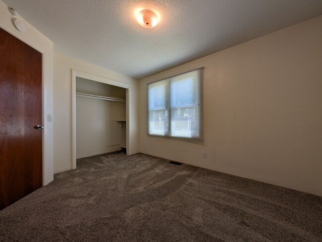 Building Photo - Nice 3 bed/1 bath with large backyard and ...