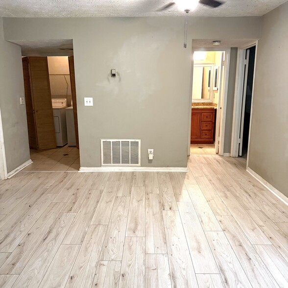 Building Photo - 9400 Roberts Dr