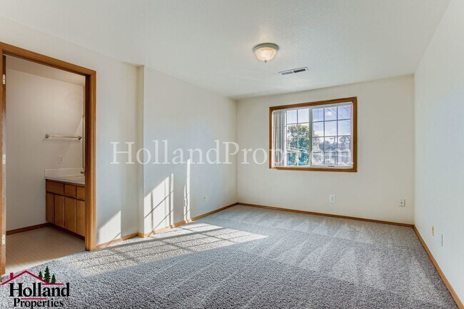 Building Photo - Charming 3-Bedroom Duplex in a Prime Locat...