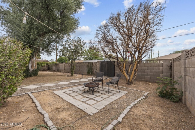Building Photo - 1229 E Manhatton Dr