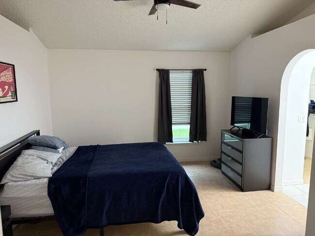 Building Photo - 3BR/2BA single-family home in gated community