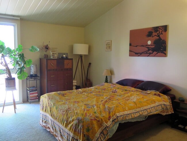 Building Photo - Two-Bedroom Condo| Parking + WiFi Included!