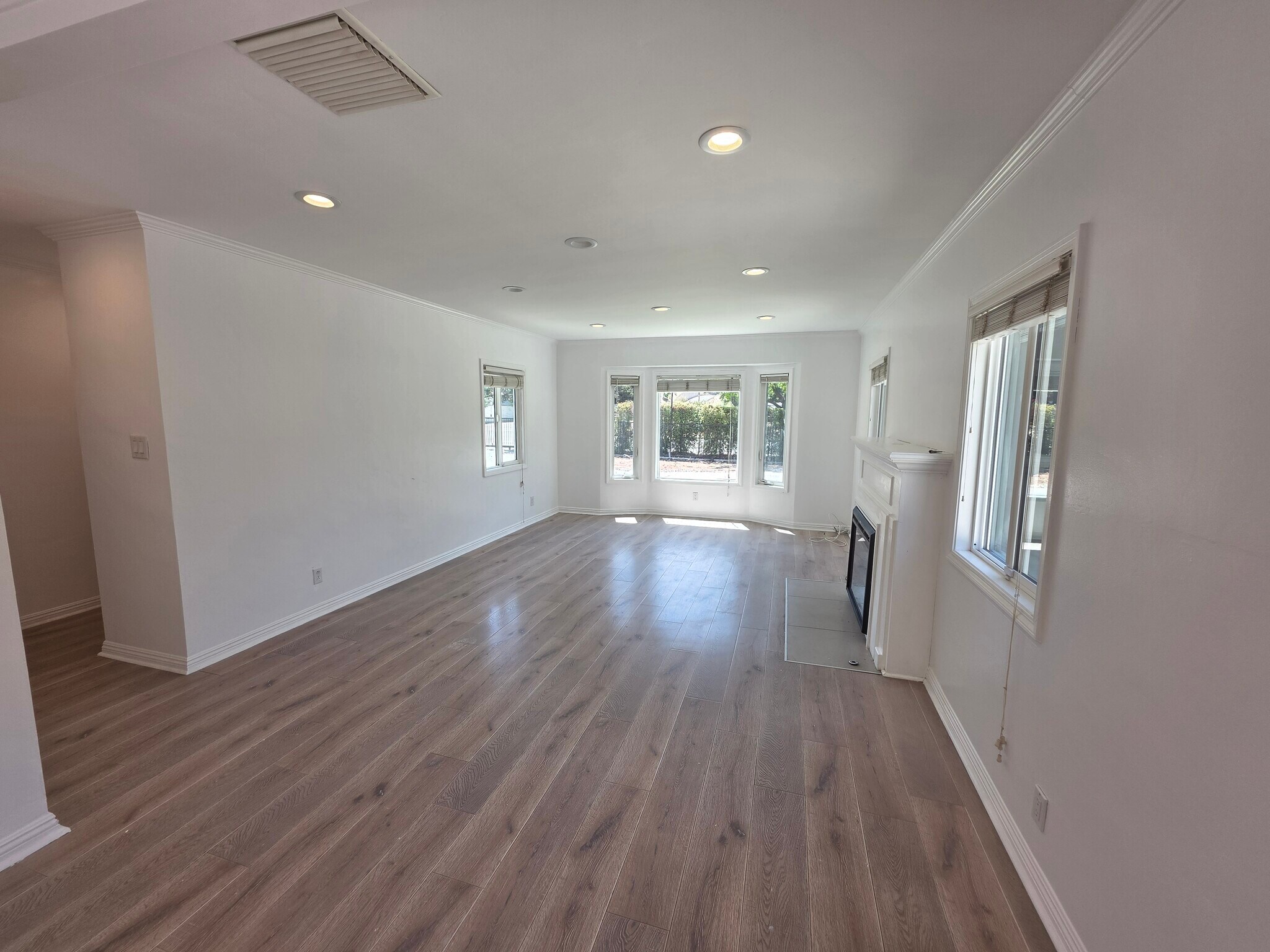Building Photo - 9805 La Tuna Canyon Rd